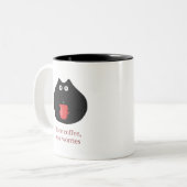 より多くのコーヒーより少ない心配 ツートーンマグカップ (正面左)