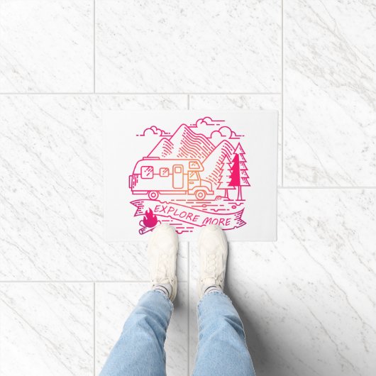 より多くのピンクキャンパーバンマウンテン自然愛好家を探索 ドアマット (室内)