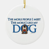 より多くの人々私は会いますもっと私は私の犬を好みます セラミックオーナメント (正面)