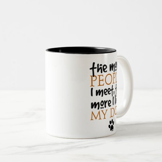 より多くの人々私は会いますもっと私は私の犬を好みます ツートーンマグカップ (正面右)