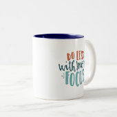 より多くの焦点を合わせて少ない引用文マグ ツートーンマグカップ (正面右)