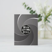 より多くの焦点を当てることで少ない作業を実現 シーズンポストカード (スタンド正面)