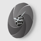 より多くの焦点を当てることで少ない作業を実現 ラージ壁時計 (傾斜)