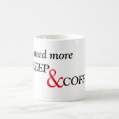 より多くの睡眠とコーヒー文字が必要 コーヒーマグカップ (中央)