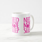 より多くの睡眠のピンクの白いスローガンのマグを必要として下さい コーヒーマグカップ (正面右)