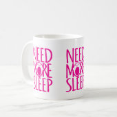 より多くの睡眠のピンクの白いスローガンのマグを必要として下さい コーヒーマグカップ (正面左)