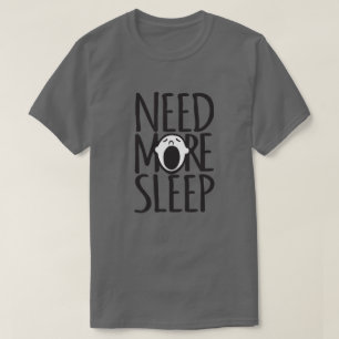 より多くの睡眠の白黒のあくびをするスローガンのTシャツを必要として下 Tシャツ