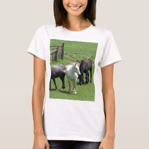 より多くの馬! Tシャツ