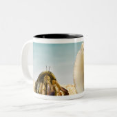 より大きい貝を見ているヤドカリ ツートーンマグカップ (正面左)