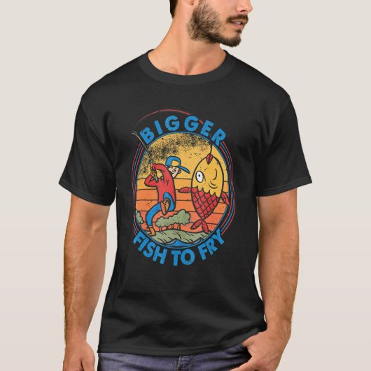 より大きな魚をフライする 釣り 漁師 2 Tシャツ (正面)