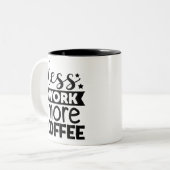 より少ない作業より多くのコーヒー ツートーンマグカップ (正面左)