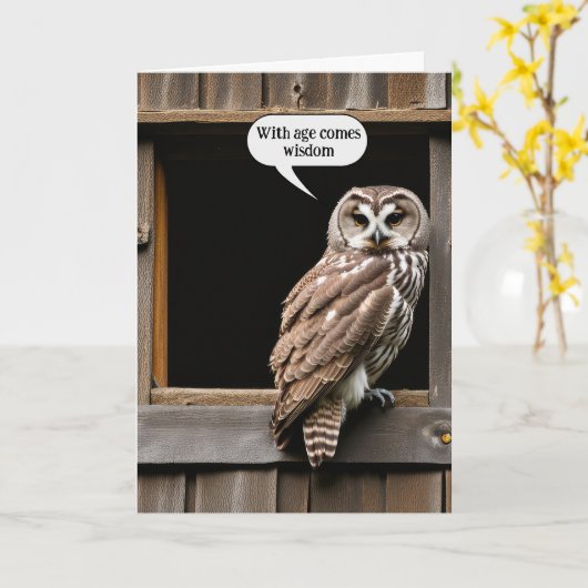 より年上のユーモアを引き出すための誕生日フクロウ カード (黄色い花)