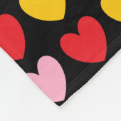 より広いスペクトルの虹のハートの黒 フリースブランケット (角)