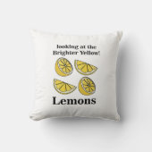 より明るい黄色のレモンを見ているレモンの実 クッション (正面)