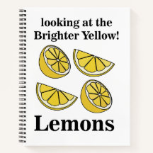 より明るい黄色のレモンを見ているレモンの実