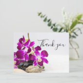 ~より白い背景に石を置く紫のラン サンキューカード (スタンド正面)