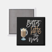 より良いラテは決しておもしろいコーヒー引用文ブラック マグネット (正面/裏面)