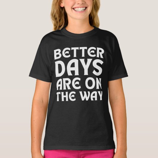 より良い日々は目前に迫っている 引用 タイポグラフィー Tシャツ (正面)
