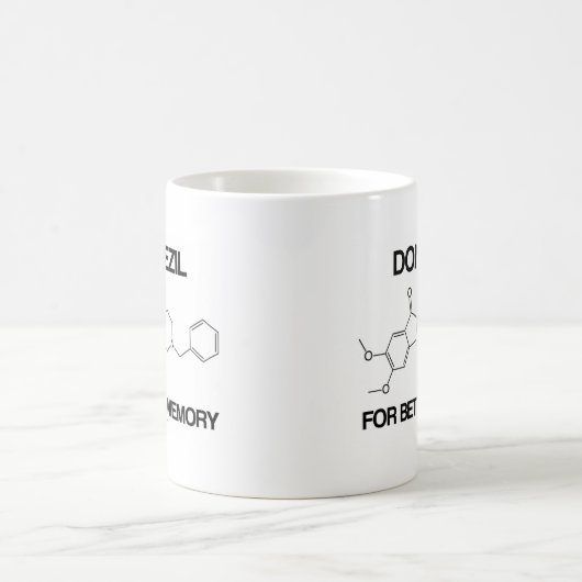より良い記憶化学分子のためのドネペジル コーヒーマグカップ (中央)