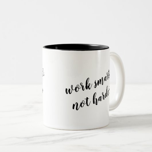 より頭が切れるで、より堅くない引用文のデザインをのための働かせて下さい ツートーンマグカップ (正面右)