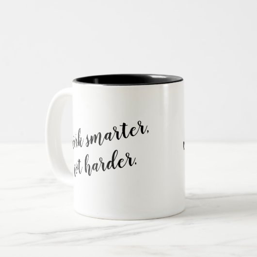 より頭が切れるで、より堅くない引用文のデザインをのための働かせて下さい ツートーンマグカップ (正面左)