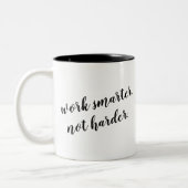 より頭が切れるで、より堅くない引用文のデザインをのための働かせて下さい ツートーンマグカップ (左)