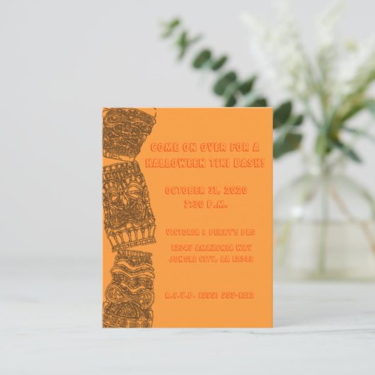 よろよろしているTikiのトーテムのハロウィンの休日のルアウ(ハワイ式宴会)のパーティー- 招待状 (スタンド正面)