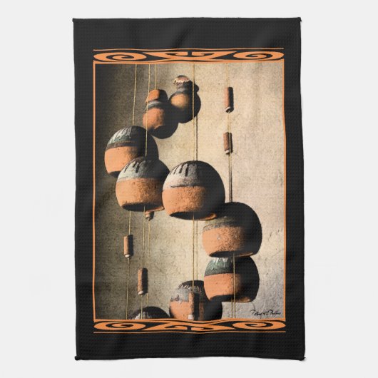 らせん状の粘土の風鈴がまだ生き残る キッチンタオル (縦)