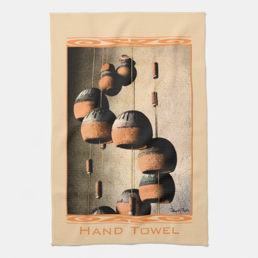 らせん状の粘土の風鈴がまだ生き残る キッチンタオル (縦)