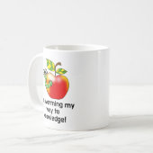 りんごおもしろいと虫の教育のパート コーヒーマグカップ (正面左)