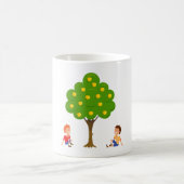 りんごの木の下に座る子供たち コーヒーマグカップ (中央)