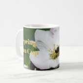 りんごの花とハチのマクロ写真 | マグカップ (正面左)