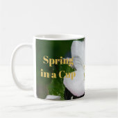 りんごの花とハチのマクロ写真 | マグカップ (左)