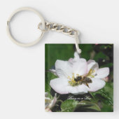 りんごの花と蜂 マクロ写真 | アクリルキーチェーン キーホルダー (正面)