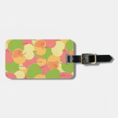 りんごを持つオーナメント ラゲッジタグ (正面横)