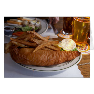 りんご酒のパイントが付いている魚そして破片