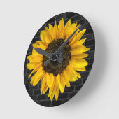 れんが壁の黄色のひまわり ラウンド壁時計 (傾斜)