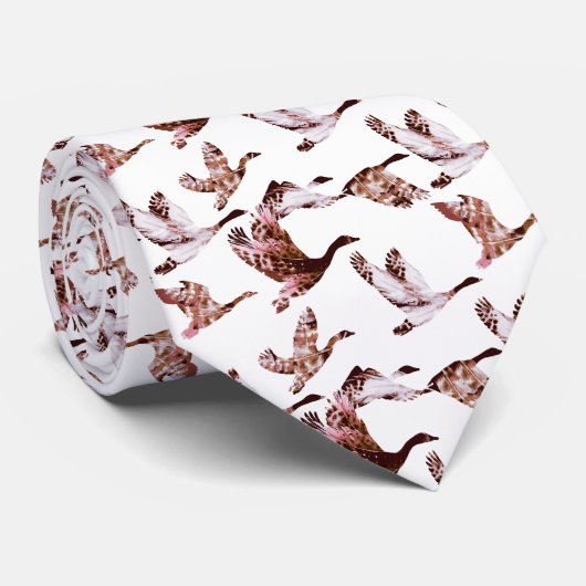 ろうけつ染めの挨りだらけのばら色のガチョウの飛行中に水鳥動物 ネクタイ (ロール)