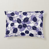 ろうけつ染め紫葉のイラストレーションとつる植物パターン アクセントクッション (裏面)