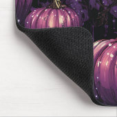 ろうそく付きゴシック風の紫色のパンプキ白熱［赤熱］光を放つン マウスパッド (コーナー)