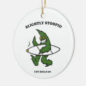 わずかに口蓋状の セラミックオーナメント (左)