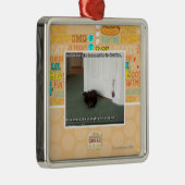 わずかに戸惑う地階猫、 メタルオーナメント (右)