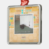 わずかに戸惑う地階猫、 メタルオーナメント (左)