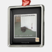 わずかに戸惑う地階猫、 メタルオーナメント (左)