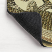 わにおよびヘビ1730年(着色された版木、銅版、版画) マウスパッド (コーナー)