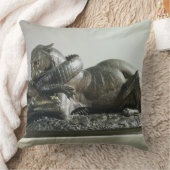 わに1832年をむさぼり食っているトラ(青銅) クッション (ブランケット)