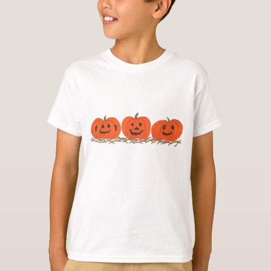 わらに坐る3個のハッピーハローウィンのカボチャ Tシャツ (正面)
