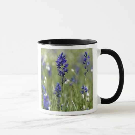 を含む野生の花の山の牧草地 マグカップ (右)