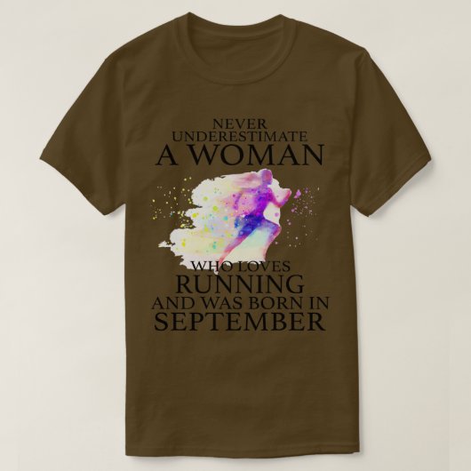 を愛する女性を決してランニング過小評価しない Tシャツ (デザイン正面)