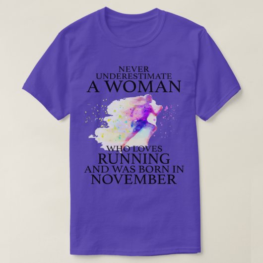 を愛する女性を決してランニング過小評価しない Tシャツ (デザイン正面)